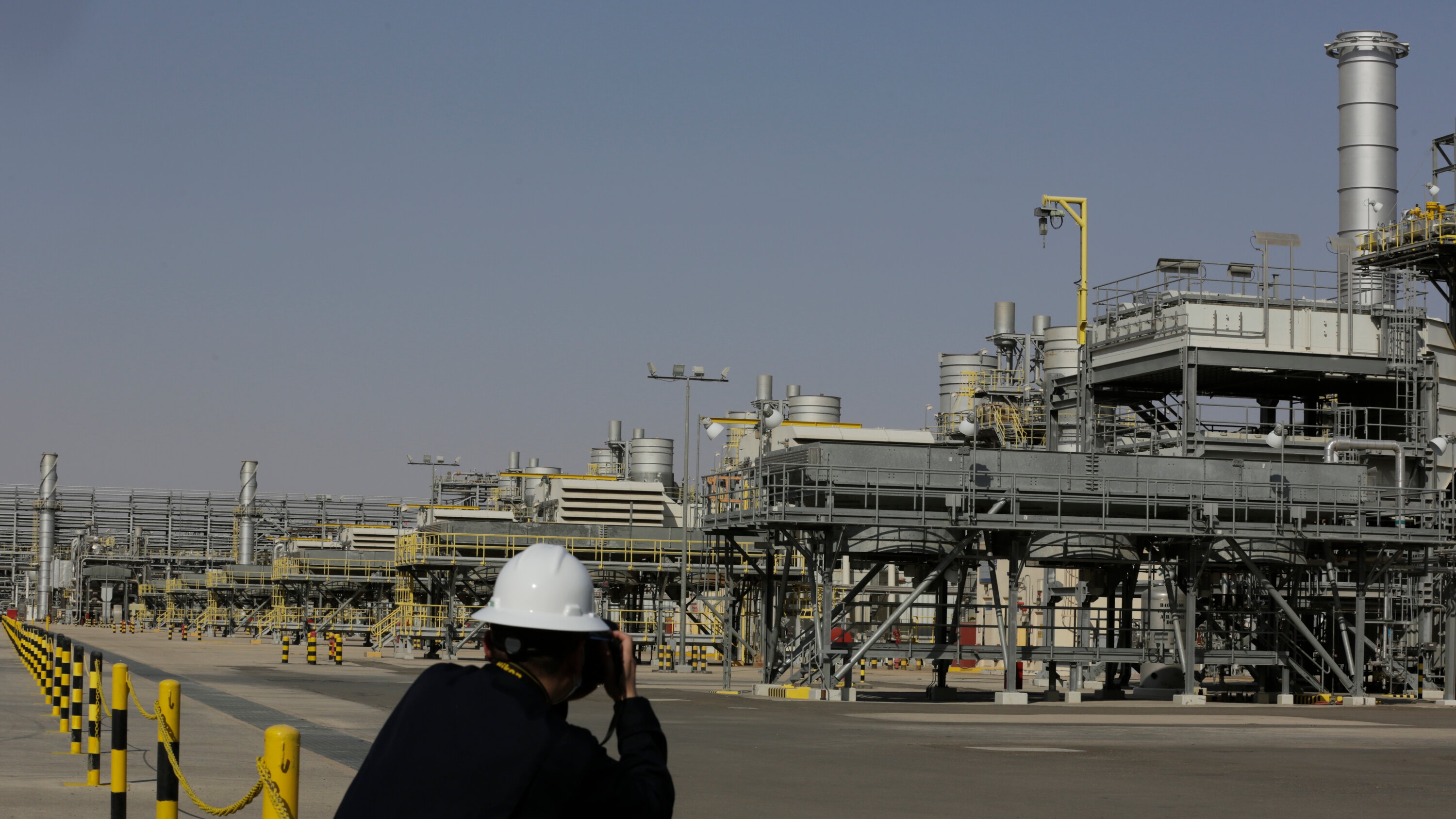 Giá dầu tăng là chưa đủ với Saudi Arabia - ảnh 1