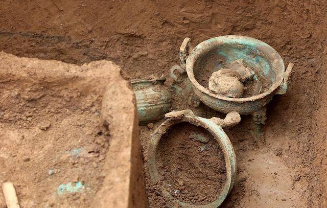 Vì sao các nhà khảo cổ tuyệt đối không chạm tay vào hai thứ “sặc sỡ” trong mộ cổ? - ảnh 1