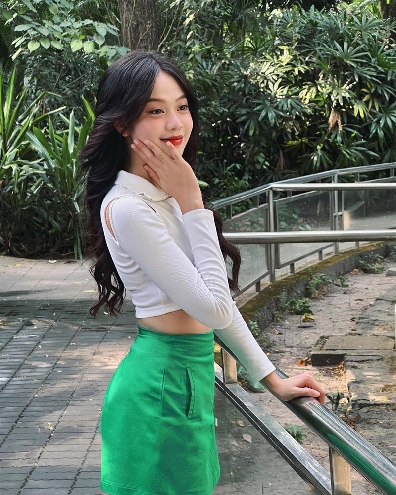 Hoa hậu Thanh Thủy chuộng mặc crop-top khoe eo thon - ảnh 10