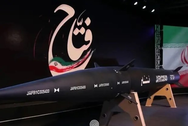 Iran công bố tên lửa đạn đạo siêu vượt âm đầu tiên của nước này - ảnh 1