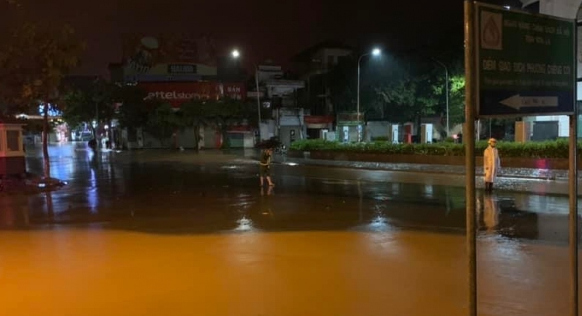 Mưa lớn khiến nhiều tuyến đường ở thành phố Sơn La ngập sâu - ảnh 1