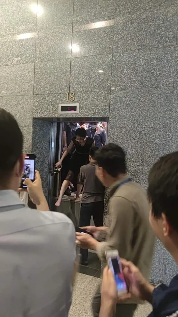 Vụ thang máy tòa nhà cao nhất Hà Nội dừng đột ngột vì mất điện: Cô gái sợ hãi kể lại giây phút mắc kẹt - ảnh 2