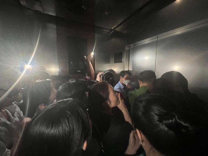 Vụ thang máy tòa nhà cao nhất Hà Nội dừng đột ngột vì mất điện: Cô gái sợ hãi kể lại giây phút mắc kẹt - ảnh 1
