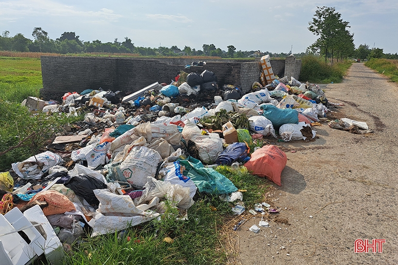 Đổ rác bừa bãi gây ô nhiễm môi trường ở Nghi Xuân - ảnh 1