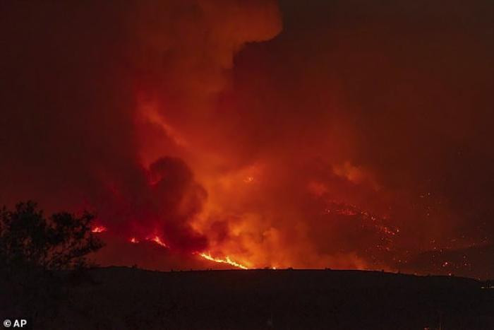 Mỹ: Máy bay rơi, lính cứu hỏa chết giữa đám cháy rừng - ảnh 1