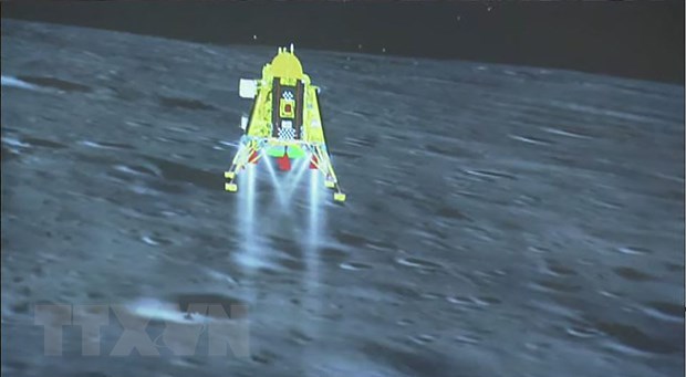 Ấn Độ: Tàu đổ bộ chia sẻ hình ảnh đầu tiên về Mặt Trăng - ảnh 1