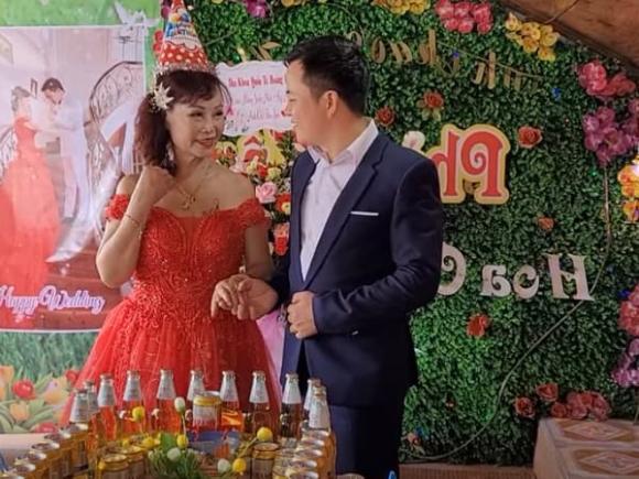 Cô dâu Thu Sao cùng chồng trẻ Hoa Cương kỷ niệm 5 năm cưới, nhan sắc tuổi U70 gây bất ngờ - ảnh 2