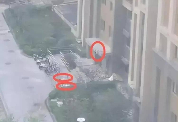 Vụ 3 mẹ con rơi từ tòa nhà chung cư ở Trung Quốc: Một trẻ sống sót, nghi người mẹ ôm con tự vẫn - ảnh 1