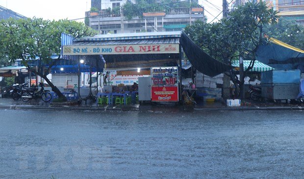 Nhiều tuyến đường nội ô Bạc Liêu bị ngập nặng do mưa lớn - ảnh 1