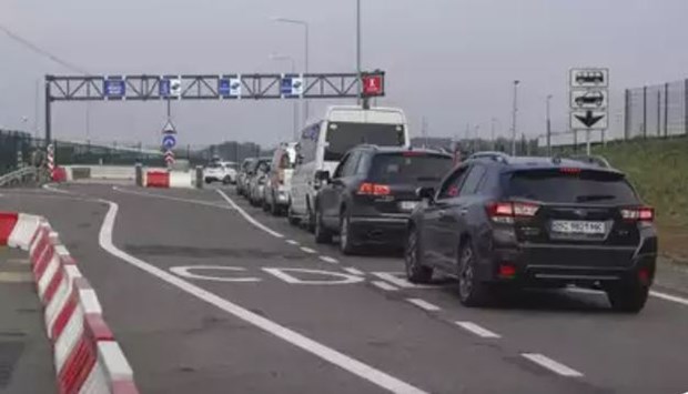 Séc ủng hộ việc Ba Lan cấm ôtô chở khách mang biển số Nga nhập cảnh - ảnh 1