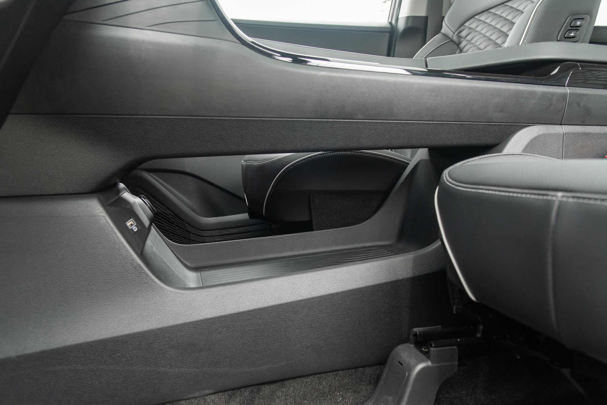 Đánh giá nhanh Hyundai Custin: Ghế ngả như giường nằm, quá nhiều option với mức giá 999 triệu đồng - ảnh 18