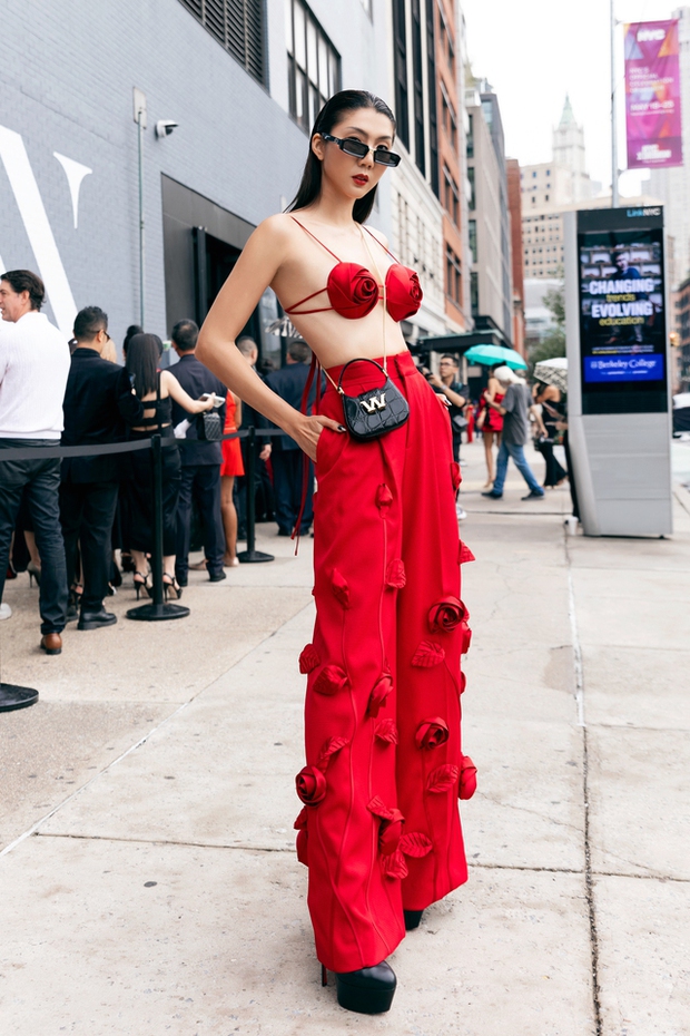 Dàn sao “phủ đỏ” show Đỗ Mạnh Cường tại New York Fashion Week: Lan Ngọc - Hương Giang đọ sắc cùng Miss Universe 2022 - ảnh 10