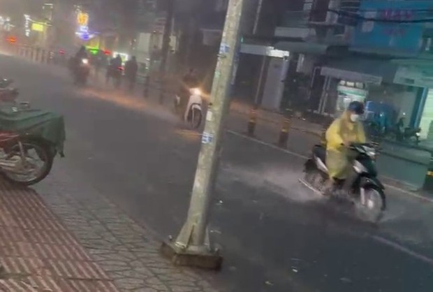 Đường phố ngập sâu, người Cần Thơ chật vật về nhà sau cơn mưa lớn - ảnh 4