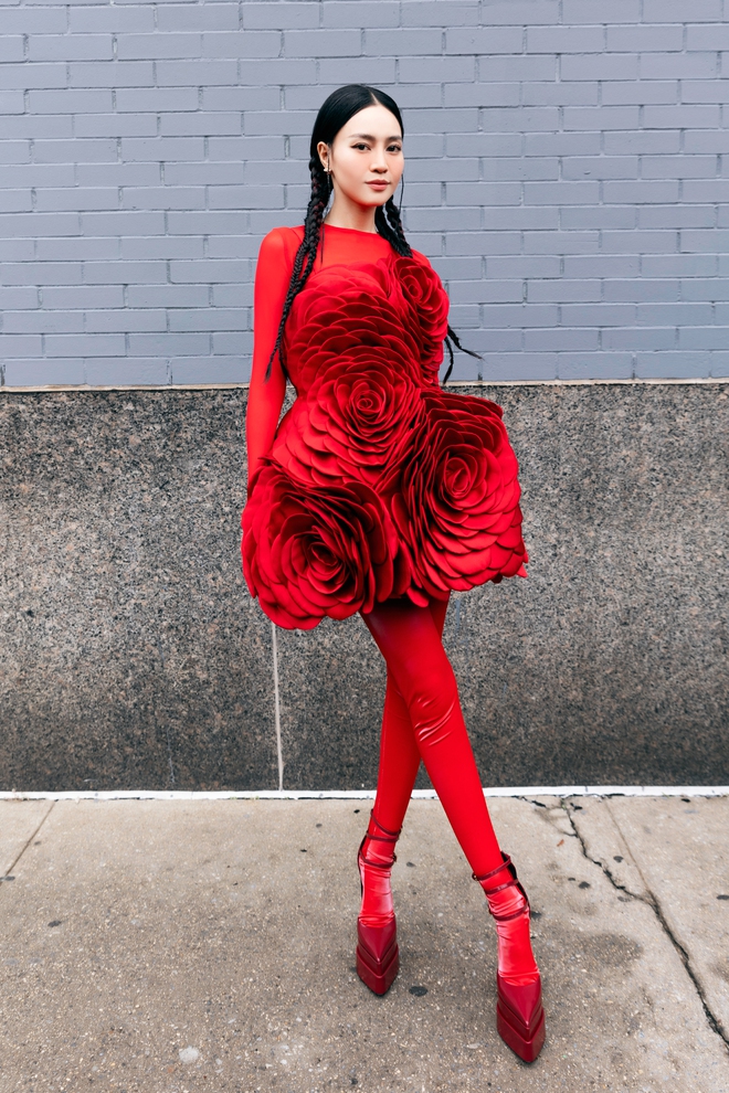 Dàn sao “phủ đỏ” show Đỗ Mạnh Cường tại New York Fashion Week: Lan Ngọc - Hương Giang đọ sắc cùng Miss Universe 2022 - ảnh 4