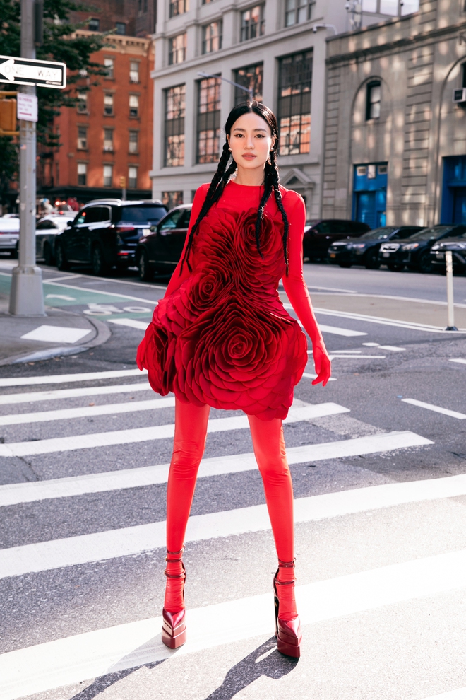 Dàn sao “phủ đỏ” show Đỗ Mạnh Cường tại New York Fashion Week: Lan Ngọc - Hương Giang đọ sắc cùng Miss Universe 2022 - ảnh 3