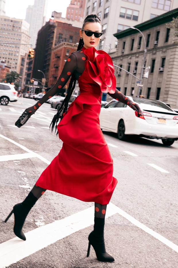 Dàn sao “phủ đỏ” show Đỗ Mạnh Cường tại New York Fashion Week: Lan Ngọc - Hương Giang đọ sắc cùng Miss Universe 2022 - ảnh 9