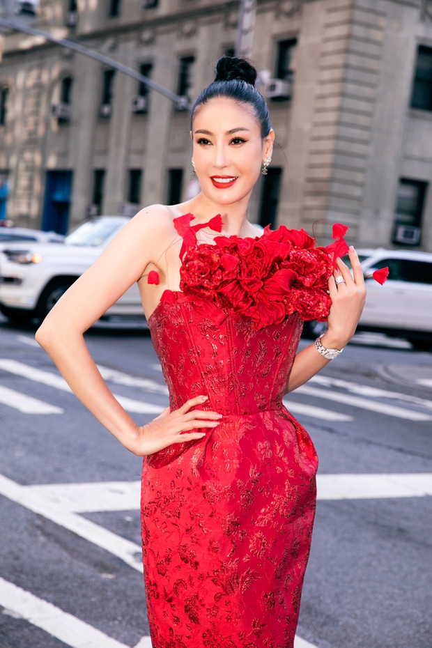 Dàn sao “phủ đỏ” show Đỗ Mạnh Cường tại New York Fashion Week: Lan Ngọc - Hương Giang đọ sắc cùng Miss Universe 2022 - ảnh 13