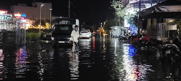 Đường phố ngập sâu, người Cần Thơ chật vật về nhà sau cơn mưa lớn - ảnh 3