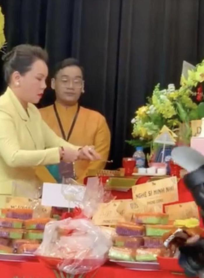 Việt Hương tiết lộ lí do đặt bàn thờ cố nghệ sĩ Chí Tài cạnh bàn thờ Tổ - ảnh 2