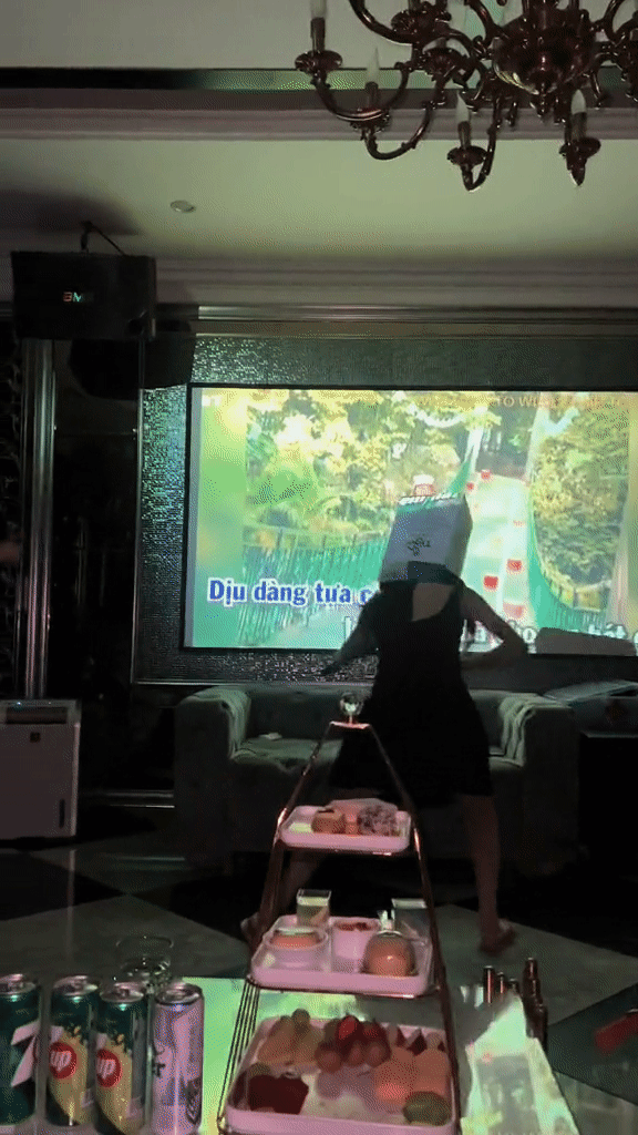Hòa Minzy ''làm loạn'' phòng karaoke: Ai xem xong cũng phải ''ngả mũ'' chào thua! - ảnh 1