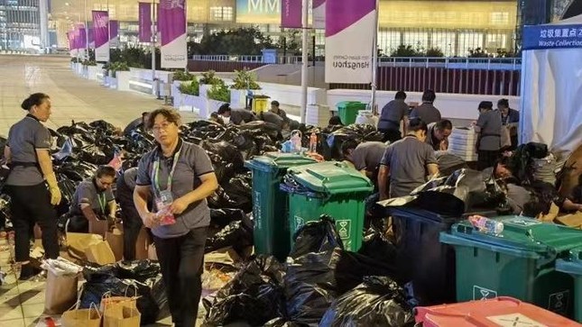 Tình nguyện viên Asiad 19 thức xuyên đêm, lục hàng nghìn túi rác để tìm chiếc điện thoại tắt nguồn - ảnh 2