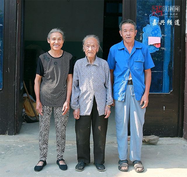 Cụ bà 104 tuổi nhưng ra đồng làm ruộng như người trẻ: Bí quyết không phải tập thể dục mà nhờ 3 thói quen này - ảnh 1