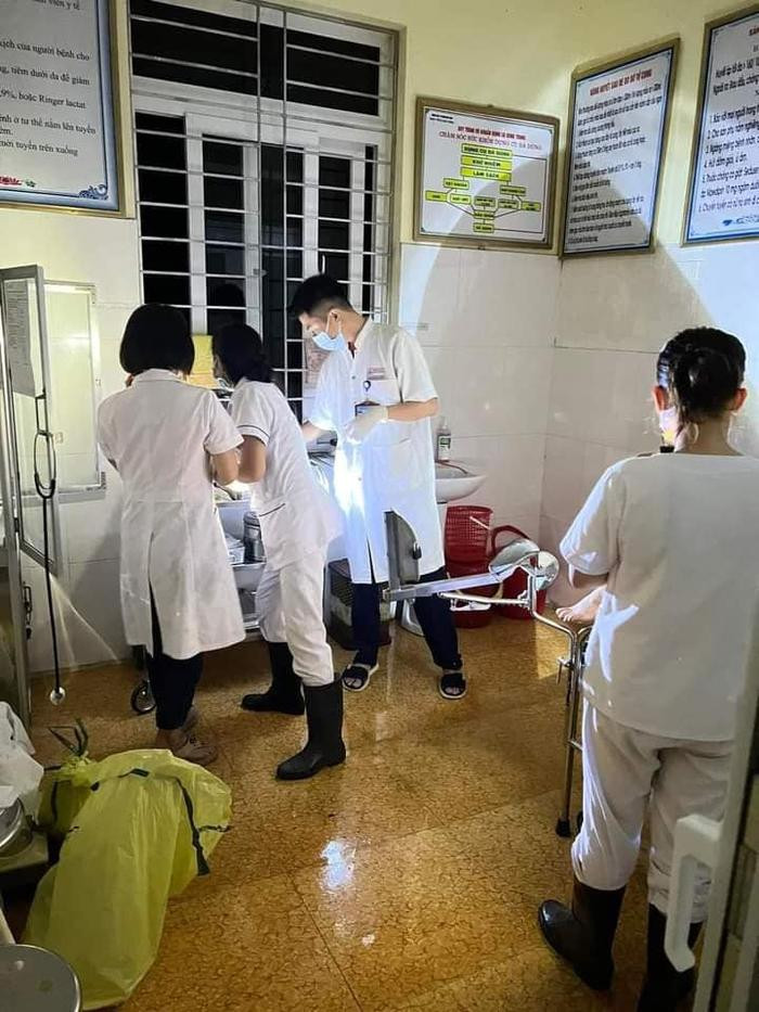 Sản phụ ở Nghệ An hạ sinh bé trai giữa tâm lụt, bác sĩ đặt cho cái tên hóm hỉnh - ảnh 1