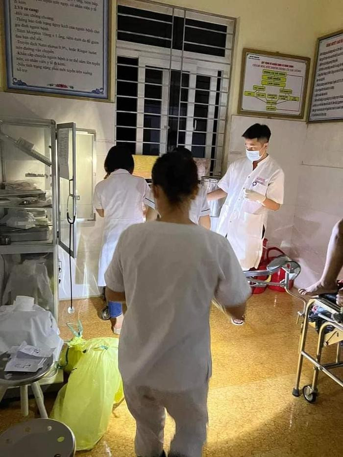 Sản phụ ở Nghệ An hạ sinh bé trai giữa tâm lụt, bác sĩ đặt cho cái tên hóm hỉnh - ảnh 2
