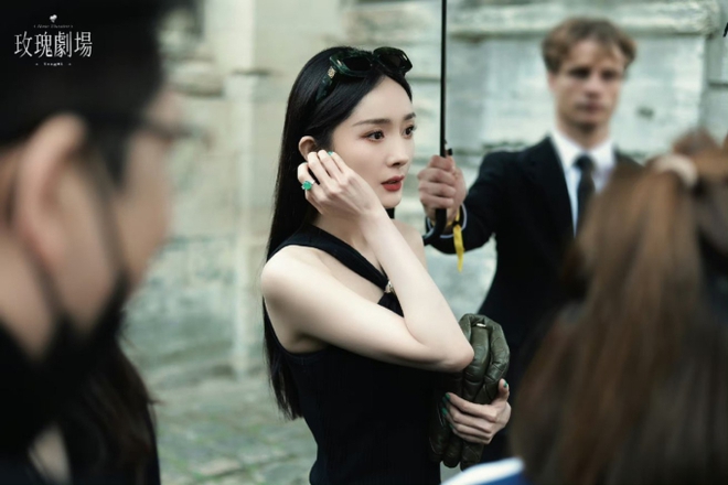 Dương Mịch gây sốt với sắc vóc ở tuổi U40, Baifern - Lim Ji Yeon so kè visual tại show Loewe - ảnh 2