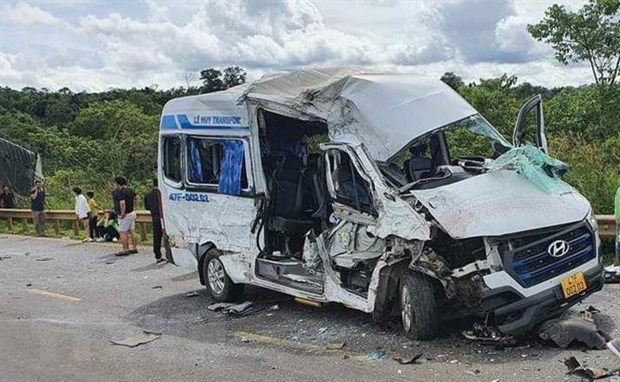 Đắk Lắk: Xe khách va chạm xe tải, 1 người chết, nhiều người bị thương - ảnh 1