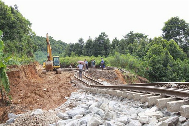 Thông tuyến đường sắt Hà Nội-Lào Cai sau 2 ngày tạm dừng vì sạt lở - ảnh 1