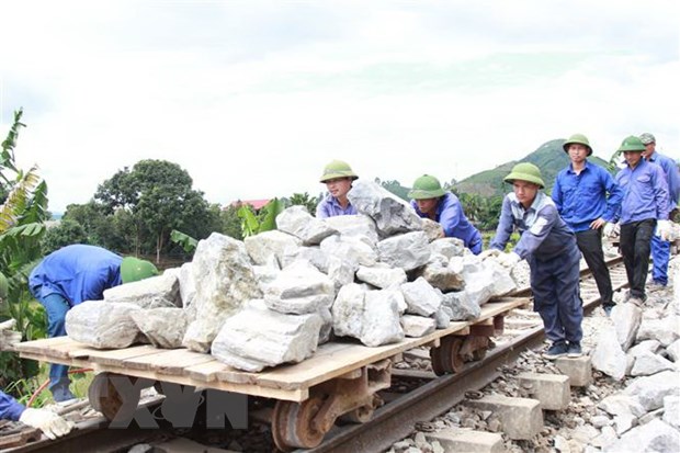 Thông tuyến đường sắt Hà Nội-Lào Cai sau 2 ngày tạm dừng vì sạt lở - ảnh 2
