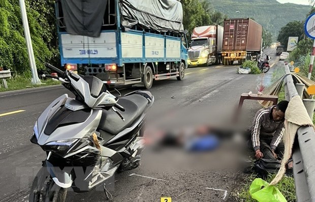 Phú Yên: Truy tìm lái xe đầu kéo gây tai nạn chết người rồi bỏ chạy - ảnh 1
