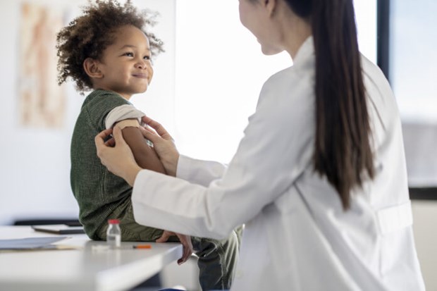 Thử nghiệm cho thấy vaccine sống an toàn với trẻ được ghép gan, thận - ảnh 1