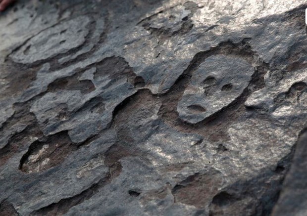 Hạn hán làm phát lộ các tác phẩm chạm khắc cổ trên sông Amazon - ảnh 1