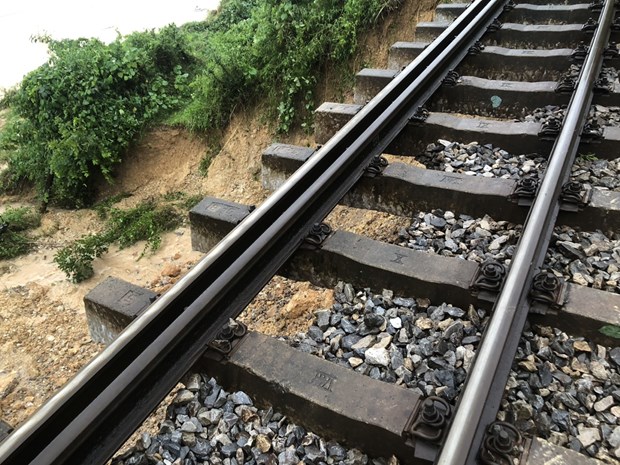 Đường sắt Bắc-Nam bị tê liệt do nhiều điểm sạt lở tại Hà Tĩnh - ảnh 1