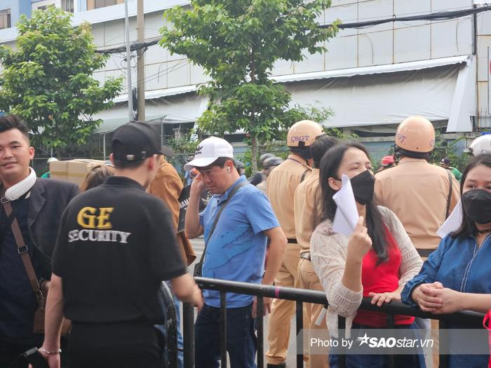 Concert Westlife trước giờ G: Khán giả đông nghẹt, an ninh nghiêm ngặt - ảnh 6