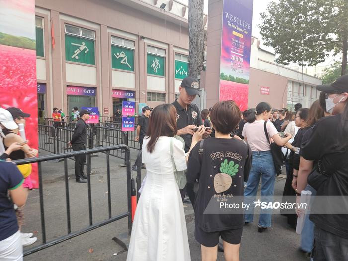 Concert Westlife trước giờ G: Khán giả đông nghẹt, an ninh nghiêm ngặt - ảnh 4
