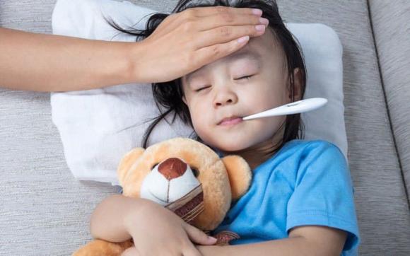 Chăm sóc như thế nào để trẻ không bị cảm lạnh, viêm phổi khi trời lạnh? Đây là lời khuyên từ bác sĩ - ảnh 1