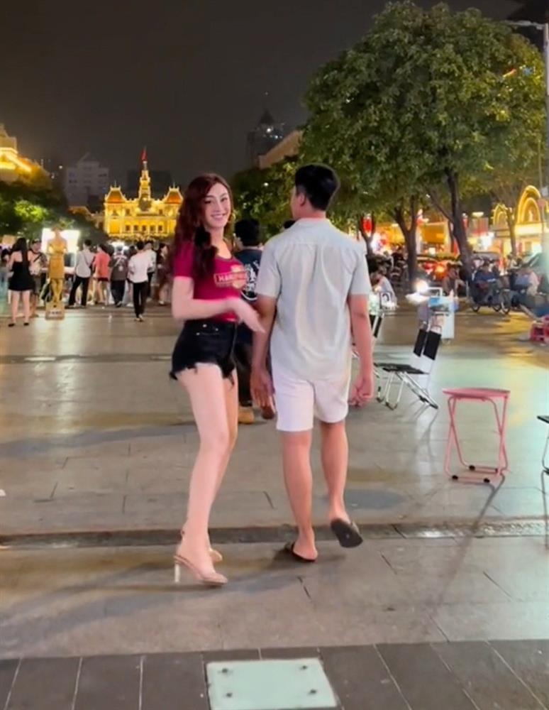 Lâm Khánh Chi mặc short 'tí hon', khoe chân trắng nuột như thiếu nữ khi đi cùng tình trẻ - ảnh 3