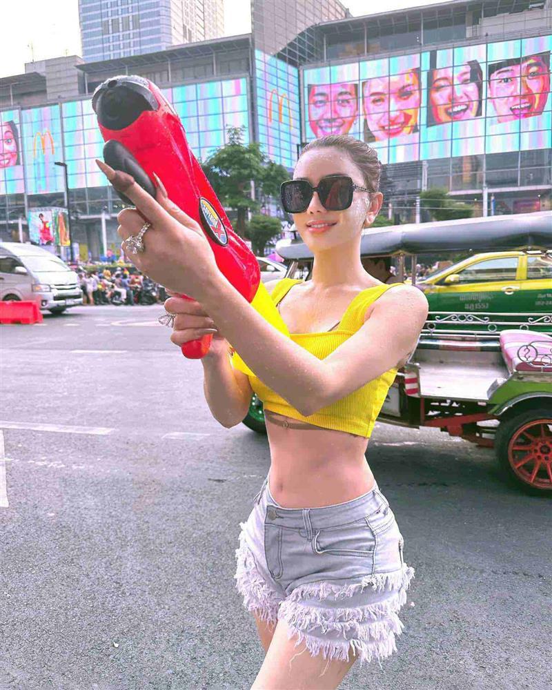Lâm Khánh Chi mặc short 'tí hon', khoe chân trắng nuột như thiếu nữ khi đi cùng tình trẻ - ảnh 6