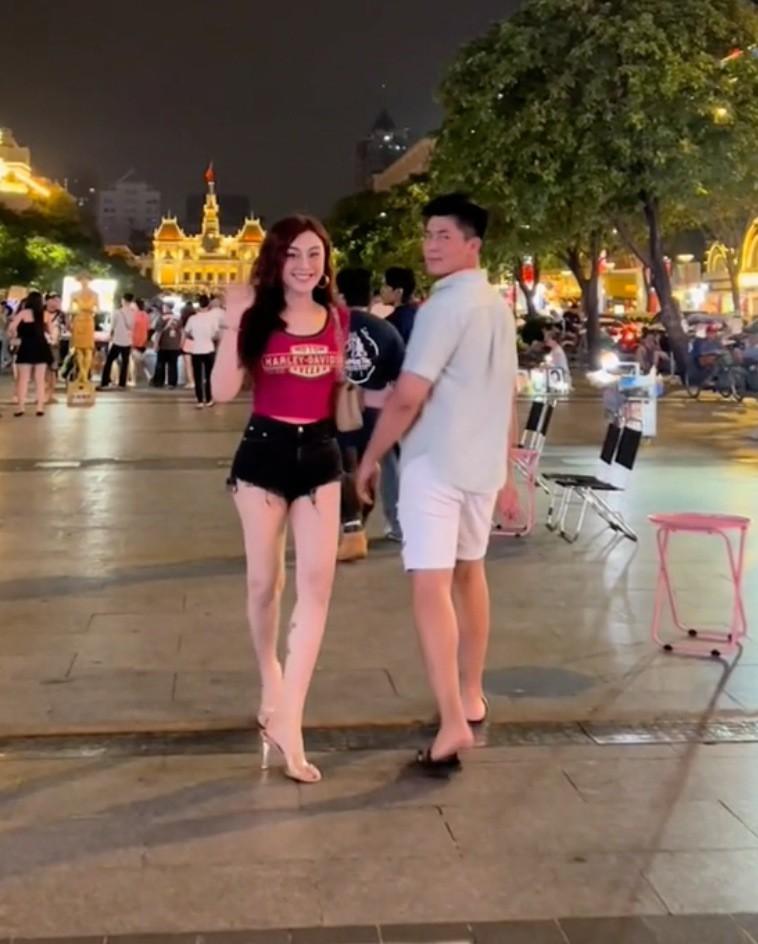 Lâm Khánh Chi mặc short 'tí hon', khoe chân trắng nuột như thiếu nữ khi đi cùng tình trẻ - ảnh 2