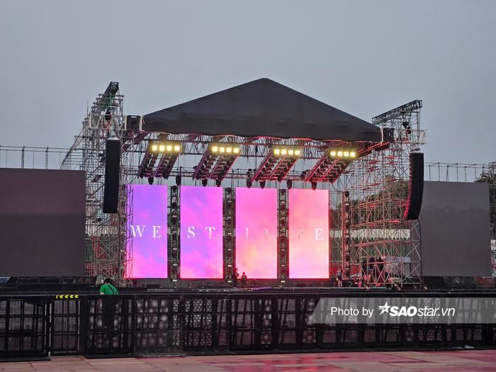 Cận cảnh sân khấu concert Westlife tại Việt Nam trước giờ G: Độ hoành tráng thỏa mong đợi từ fan! - ảnh 4
