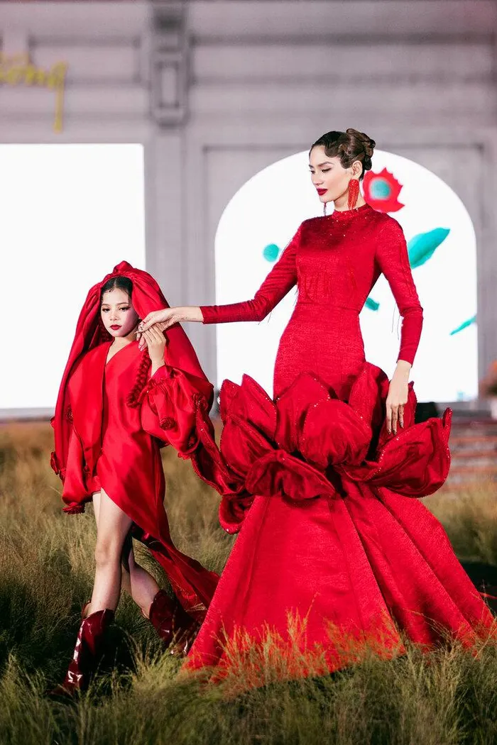 Siêu mẫu Võ Hoàng Yến, Hoa hậu Tiểu Vy lộng lẫy trên sàn diễn thời trang - ảnh 7