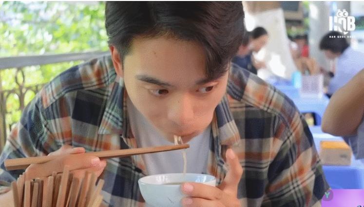Khách Hàn Quốc hào hứng 'ăn cả Cao Bằng', bất ngờ với loạt đặc sản rẻ như cho - ảnh 10
