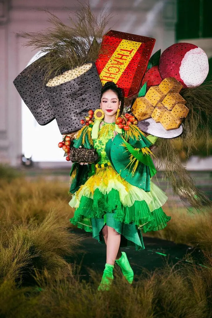 Siêu mẫu Võ Hoàng Yến, Hoa hậu Tiểu Vy lộng lẫy trên sàn diễn thời trang - ảnh 3
