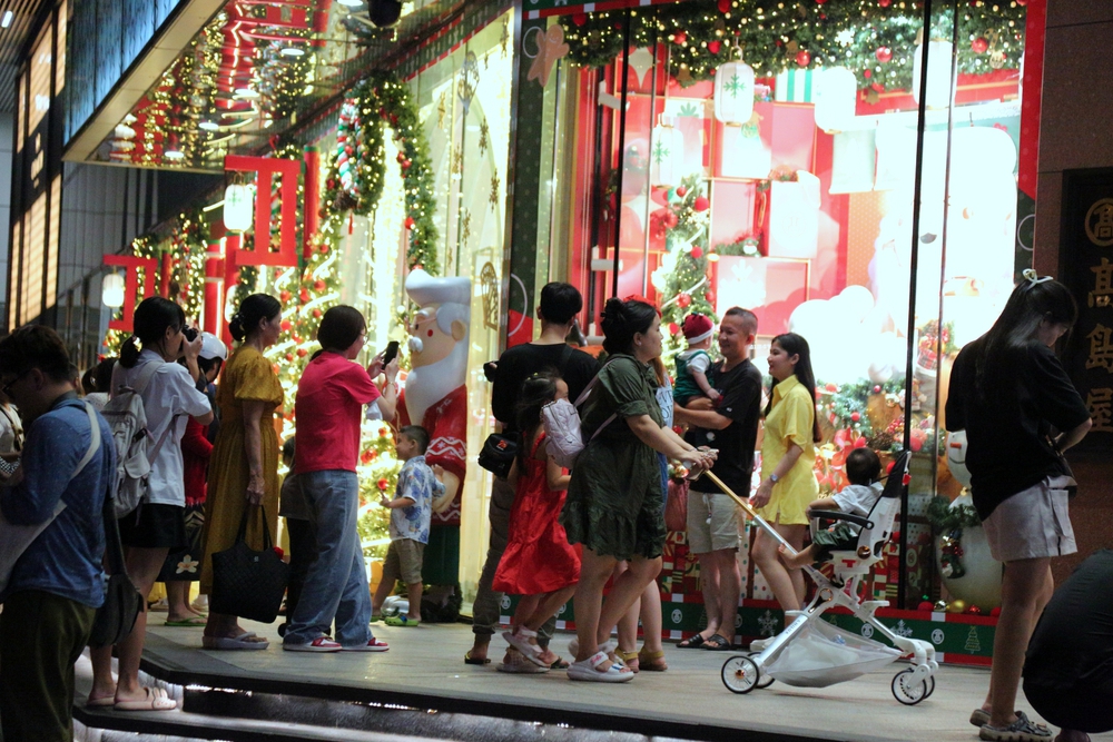Người dân chen nhau săn ảnh Giáng sinh sớm ở trung tâm TP.HCM - ảnh 15
