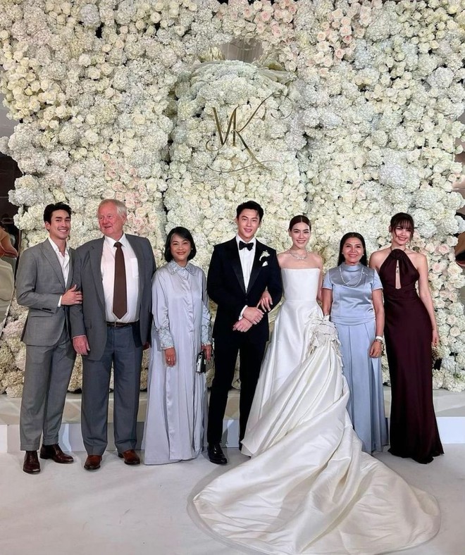 Sao diện đồ đen đi ăn cưới ở Thái và Hàn: Bên gây tranh cãi lớn, bên được khen nức nở - ảnh 1