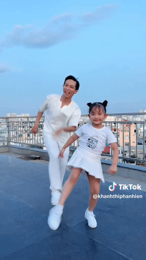 Con gái Khánh Thi - Phan Hiển trổ tài nhảy múa cùng bố trên sân thượng: Con nhà nòi quả có khác! - ảnh 1