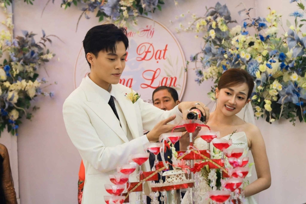 Đám cưới Phương Lan - Phan Đạt tại Ninh Bình: Chú rể nhìn vợ si tình, cùng làm 1 việc đặc biệt trước khi vào lễ đường - ảnh 2